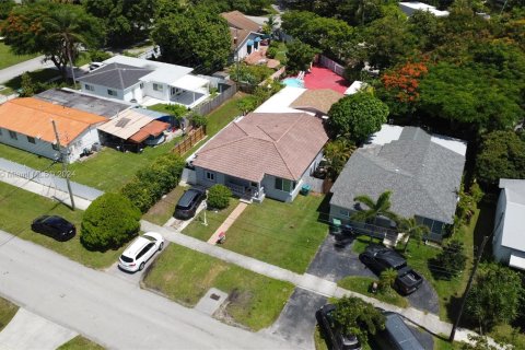 House in Miami, Florida 5 bedrooms, 140.65 sq.m. № 1289313 - photo 6