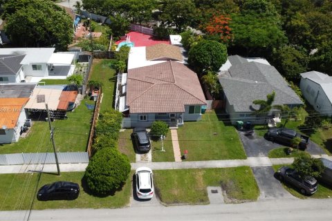 House in Miami, Florida 5 bedrooms, 140.65 sq.m. № 1289313 - photo 5