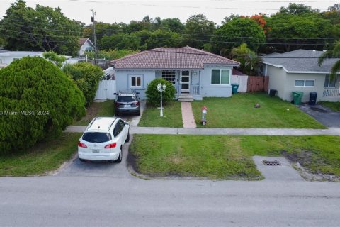 House in Miami, Florida 5 bedrooms, 140.65 sq.m. № 1289313 - photo 1