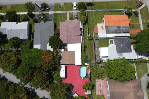 House in Miami, Florida 5 bedrooms, 140.65 sq.m. № 1289313 - photo 2