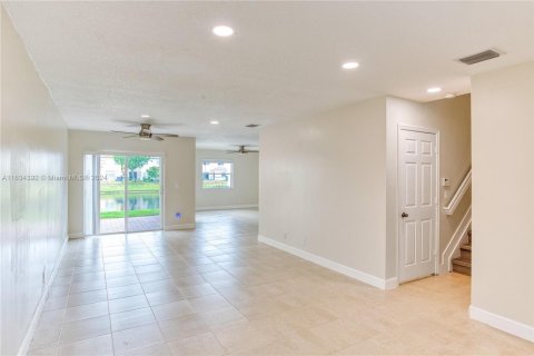 House in Sunrise, Florida 3 bedrooms, 156.91 sq.m. № 1294769 - photo 3