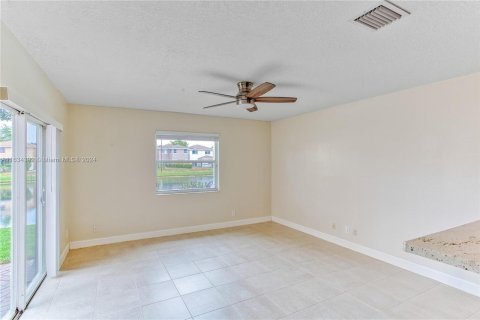 House in Sunrise, Florida 3 bedrooms, 156.91 sq.m. № 1294769 - photo 4