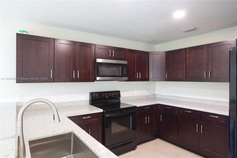 House in Sunrise, Florida 3 bedrooms, 156.91 sq.m. № 1294769 - photo 5