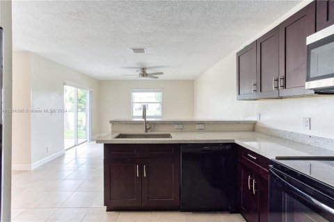 House in Sunrise, Florida 3 bedrooms, 156.91 sq.m. № 1294769 - photo 6