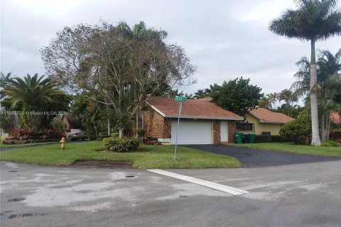 House in Miami, Florida 5 bedrooms, 322.65 sq.m. № 1378873 - photo 1