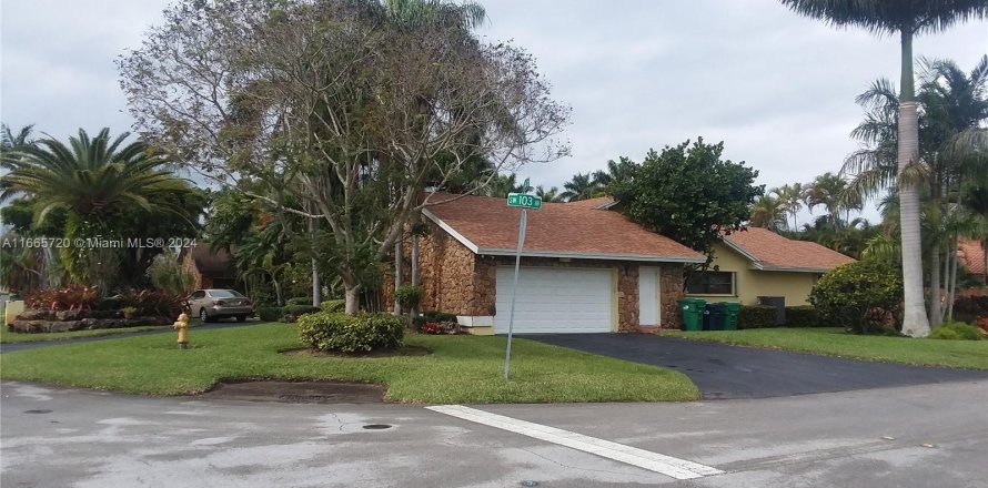 House in Miami, Florida 5 bedrooms, 322.65 sq.m. № 1378873