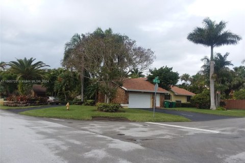 House in Miami, Florida 5 bedrooms, 322.65 sq.m. № 1378873 - photo 30