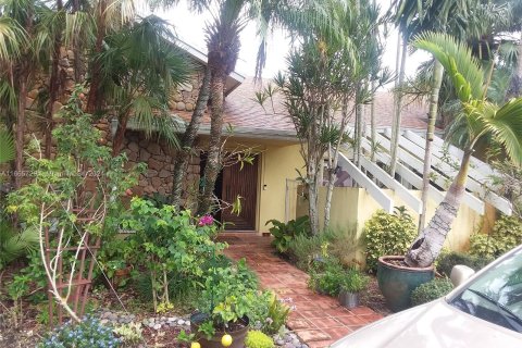 House in Miami, Florida 5 bedrooms, 322.65 sq.m. № 1378873 - photo 3