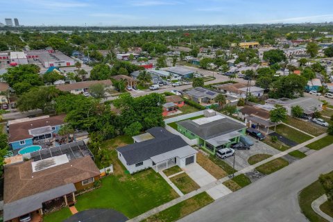 House in Fort Lauderdale, Florida 4 bedrooms, 163.51 sq.m. № 1225812 - photo 7