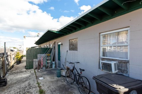 Купить коммерческую недвижимость в Уэст-Палм-Бич, Флорида 168.9м2, № 284511 - фото 1