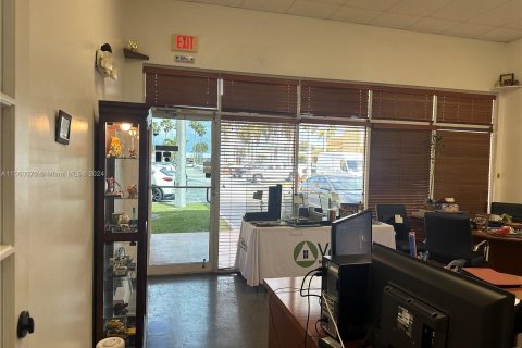 Commercial property in Cutler Bay, Florida № 1091578 - photo 3