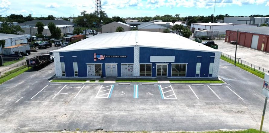 Commercial property in Port Charlotte, Florida № 1339025