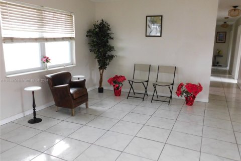 House in Miami, Florida 4 bedrooms, 127.74 sq.m. № 1358590 - photo 10