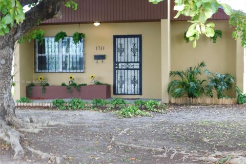 House in Miami, Florida 4 bedrooms, 127.74 sq.m. № 1358590 - photo 1