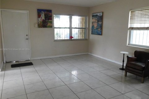 House in Miami, Florida 4 bedrooms, 127.74 sq.m. № 1358590 - photo 22