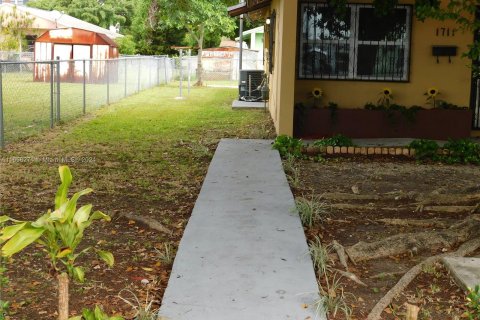 House in Miami, Florida 4 bedrooms, 127.74 sq.m. № 1358590 - photo 3