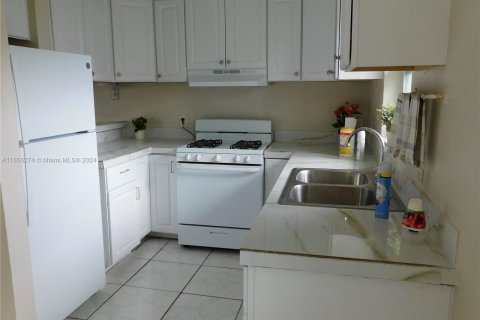 House in Miami, Florida 4 bedrooms, 127.74 sq.m. № 1358590 - photo 9