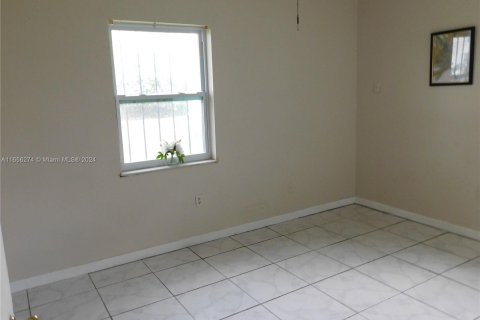 House in Miami, Florida 4 bedrooms, 127.74 sq.m. № 1358590 - photo 15