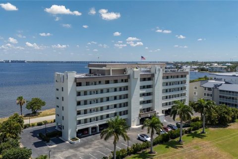 Copropriété à vendre à Punta Gorda, Floride: 2 chambres, 97.36 m2 № 1249120 - photo 1