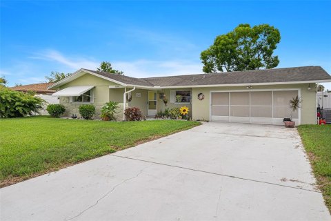 House in Port Richey, Florida 2 bedrooms, 95.88 sq.m. № 1355656 - photo 3