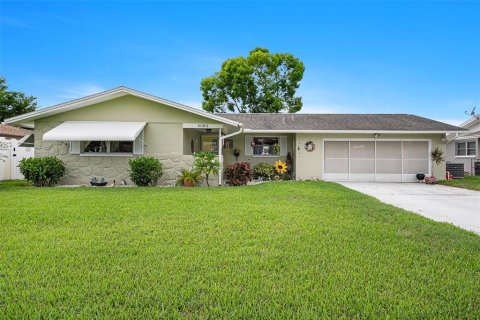 House in Port Richey, Florida 2 bedrooms, 95.88 sq.m. № 1355656 - photo 1