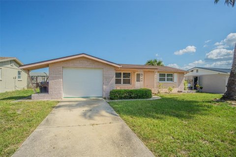 House in Port Richey, Florida 3 bedrooms, 104.24 sq.m. № 1336032 - photo 1