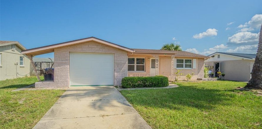 House in Port Richey, Florida 3 bedrooms, 104.24 sq.m. № 1336032