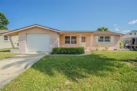 House in Port Richey, Florida 3 bedrooms, 104.24 sq.m. № 1336032 - photo 2