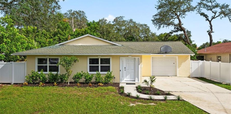 House in Clearwater, Florida 4 bedrooms, 193.33 sq.m. № 1344127