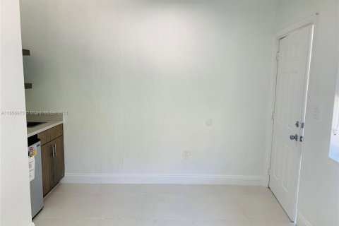 Apartamento en alquiler en Miami, Florida, 14.31 m2 № 1357281 - foto 2