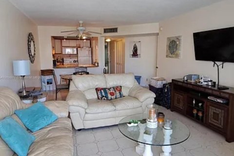 Condo in Hallandale Beach, Florida, 1 bedroom  № 1357280 - photo 6