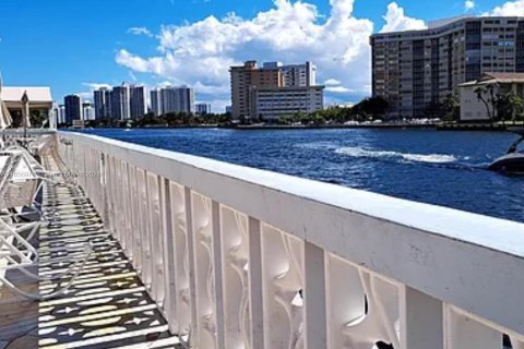 Condo in Hallandale Beach, Florida, 1 bedroom  № 1357280 - photo 11