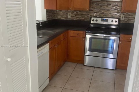 Condo in Hialeah, Florida, 3 bedrooms  № 1357283 - photo 3