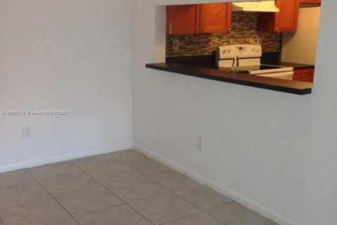 Condominio en alquiler en Hialeah, Florida, 3 dormitorios, 102.19 m2 № 1357283 - foto 4