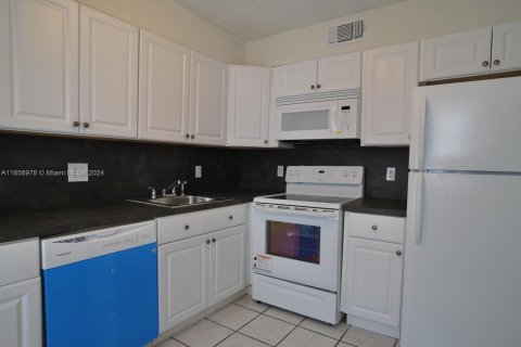 Condo in Miami Beach, Florida, 1 bedroom  № 1357282 - photo 13