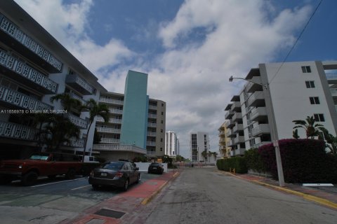 Condo in Miami Beach, Florida, 1 bedroom  № 1357282 - photo 18