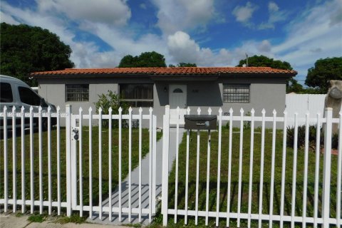 Купить виллу или дом в Майами-Гарденс, Флорида 4 спальни, № 909559 - фото 1