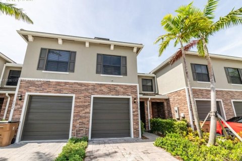 Townhouse in Deerfield Beach, Florida 3 bedrooms, 144.37 sq.m. № 1305921 - photo 3