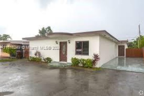 Propiedad comercial en venta en Hialeah, Florida № 1305889 - foto 1