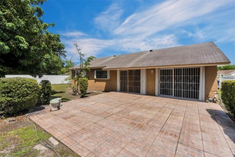 Villa ou maison à vendre à Miami Gardens, Floride: 4 chambres, 172.05 m2 № 1293054 - photo 17