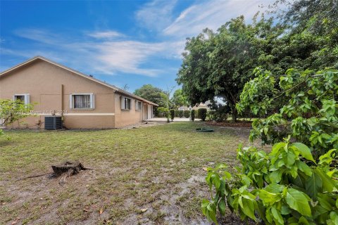 Villa ou maison à vendre à Miami Gardens, Floride: 4 chambres, 172.05 m2 № 1293054 - photo 21