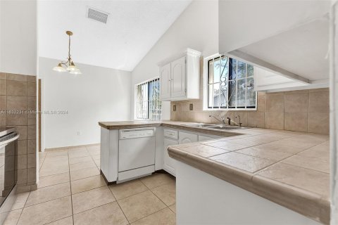 Villa ou maison à vendre à Miami Gardens, Floride: 4 chambres, 172.05 m2 № 1293054 - photo 5