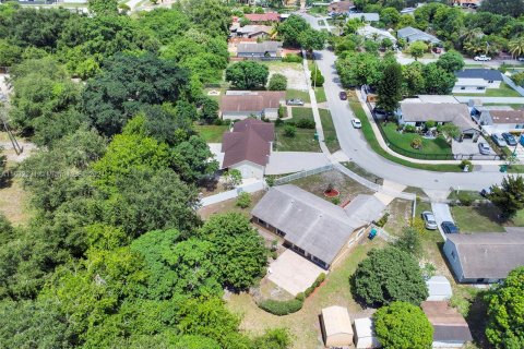 House in Miami Gardens, Florida 4 bedrooms, 172.05 sq.m. № 1293054 - photo 29