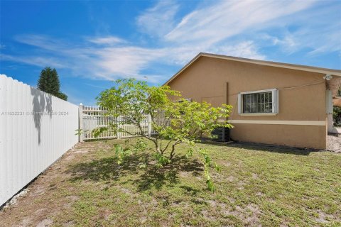 Villa ou maison à vendre à Miami Gardens, Floride: 4 chambres, 172.05 m2 № 1293054 - photo 22