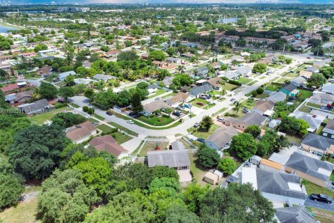 Villa ou maison à vendre à Miami Gardens, Floride: 4 chambres, 172.05 m2 № 1293054 - photo 30