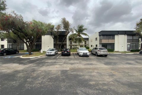 Condo in Tamarac, Florida, 1 bedroom  № 1146719 - photo 16