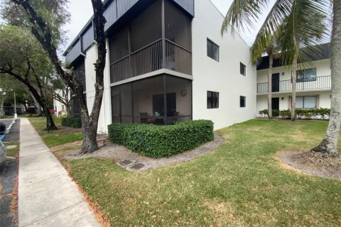 Condo in Tamarac, Florida, 1 bedroom  № 1146719 - photo 17