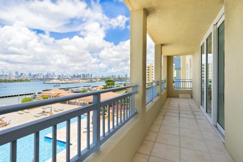 Condo in Miami Beach, Florida, 2 bedrooms  № 1290544 - photo 11