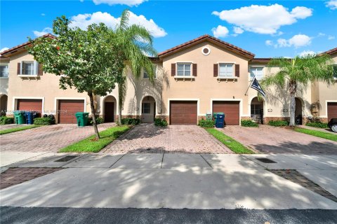 Townhouse in Cutler Bay, Florida 3 bedrooms, 158.4 sq.m. № 1377167 - photo 1