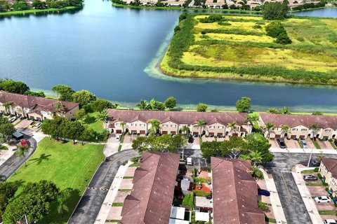 Adosado en venta en Cutler Bay, Florida, 3 dormitorios, 158.4 m2 № 1377167 - foto 28